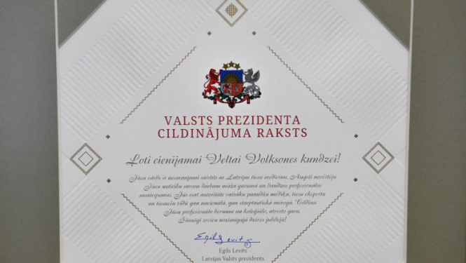 Valsts prezidents piešķir Cildinājuma rakstu ilggadējai tiesu medicīnas ekspertei Veltai Volksonei