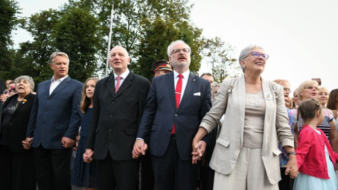 Valsts prezidenta Egila Levita uzruna Baltijas ceļa 30. gadadienai veltītajā pasākumā pie Brīvības pieminekļa