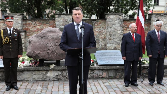 Valsts prezidents piedalās Ebreju genocīda upuru piemiņas pasākumā