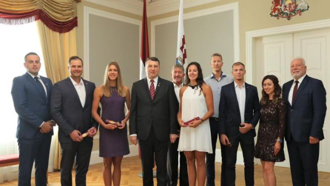 Valsts prezidents Rīgas pilī sveic Eiropas U-22 čempionāta pludmales volejbolā godalgu ieguvējus