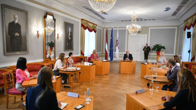 Saruna Rīgas pilī par bērnu ārpusģimenes aprūpi Latvijā