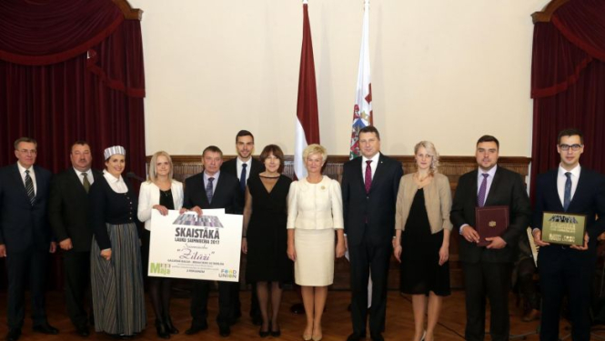 Valsts prezidents apbalvo skaistākās lauku saimniecības