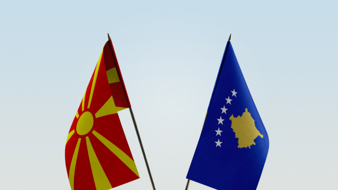 Ziemeļmaķedonijas un Kosovas karogi