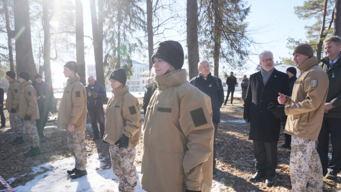 Valsts aizsardzības mācības nodarbība Gulbenes novada vidusskolā 
