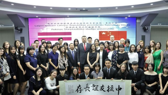 Valsts prezidents Pekinā tiekas ar latviešu valodas studentiem