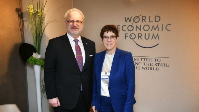 Valsts prezidents ar Vācijas aizsardzības ministri pārrunā abu valstu sadarbību aizsardzības jomā