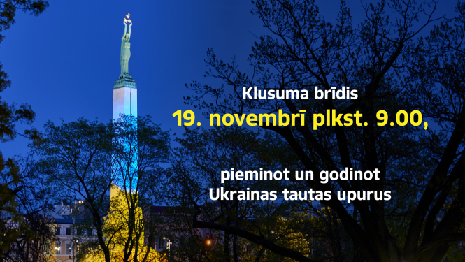 Vizuālis, kas informē par aicinājumu klusuma brīdim 19.novembrī plkst. 9.00, pieminot un godinot Ukrainas tautas upurus. Fona izgaismots Brīvības piemineklis Ukrainas karoga krāsās