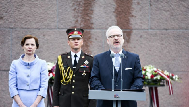 Valsts prezidenta Egila Levita runa pie Brīvības pieminekļa