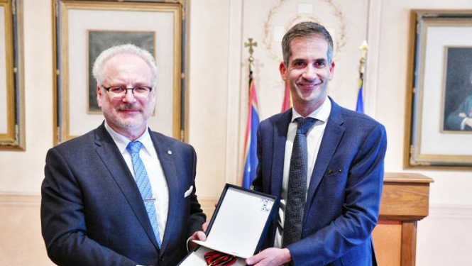 Atēnu pilsētas mērs Kosts Bakojani Valsts prezidentam Egilam Levitam pasniedz Atēnu pilsētas goda medaļu
