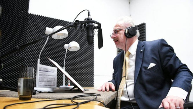 Valsts prezidents papildina Neredzīgo bibliotēkas krājumu, ierunājot audioierakstā Satversmes ievadu ar komentāriem