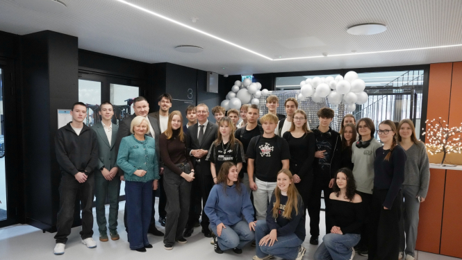 Valsts prezidenta Edgara Rinkēviča darba vizīte Ogres novadā - kopbilde ar skolēniem Ogres Valsts ģimnāzijā