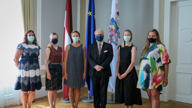 Valsts prezidenta Egila Levita, Ievas Ilves un “Riga TechGirls” izglītības programmas absolventu kopfoto