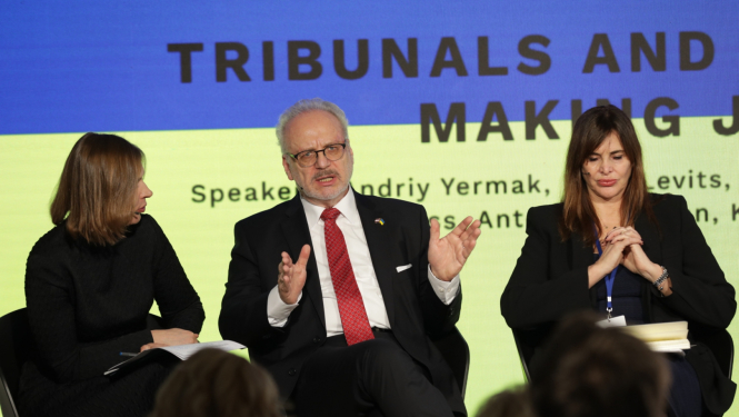 18.01.2023. Valsts prezidents E. Levits piedalās Pasaules ekonomikas forumā Davosā. Diskusija Ukrainas māja. Foto autors: Dāvis Doršs, Valsts prezidenta kanceleja.