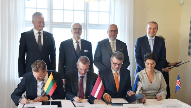 26. augustā Latvijas, Lietuvas, Igaunijas un Islandes prezidentu klātbūtnē Baltijas valstu un Islandes ārlietu ministri parakstīja deklarāciju