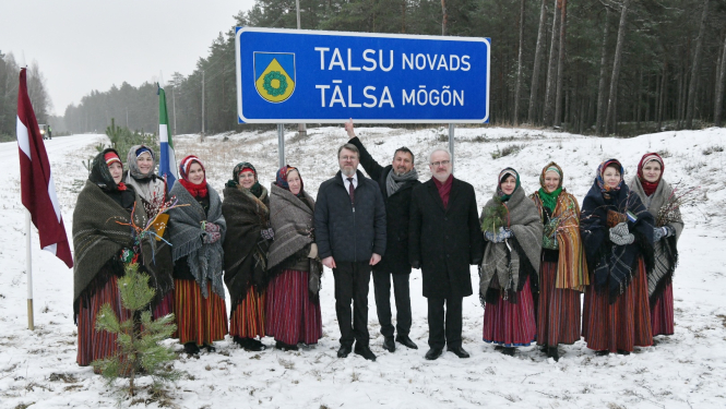 Valsts prezidenta Egila Levita darba vizīte Talsos. Ceļa zīmes atklāšana latviešu un lībiešu valodās. Foto autors: Ilmārs Znotiņš, Valsts prezidenta kanceleja.