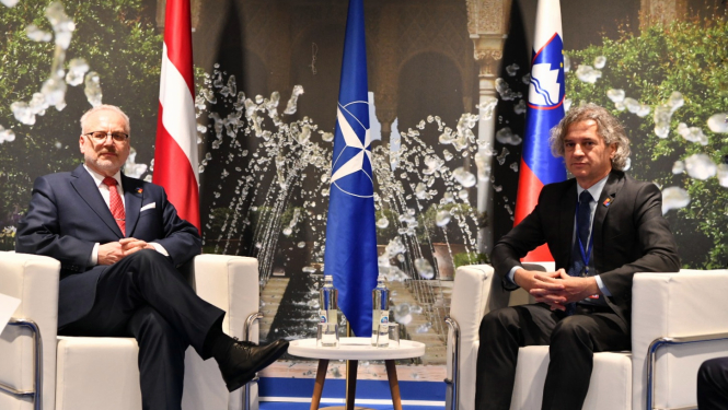Valsts prezidents Egils Levits NATO samita laikā tiekas ar Slovēnijas premjerministru Robertu Golobu.