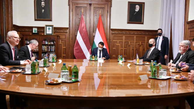 Tikšanās ar Ungārijas cilvēkresursu ministru, dalībnieki sēž ap galdu