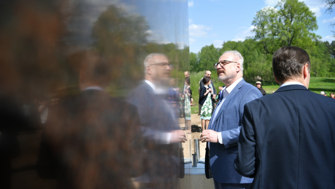 13.05.2023. Valsts prezidents Egils Levits pie akadēmiķim Jānim Stradiņam veltītā skulpturālā ansambļa “Gaismas vārti” Stendera parkā Viesītes pagastā