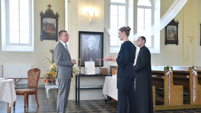 15.08.2023. Ziedu nolikšana pie bīskapa Boļeslava Sloskāna piemiņas plāksnes.