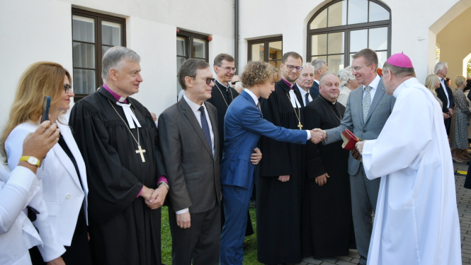 Edgars Rinkēvičs sasveicinās ar Aglonas svētku viesiem