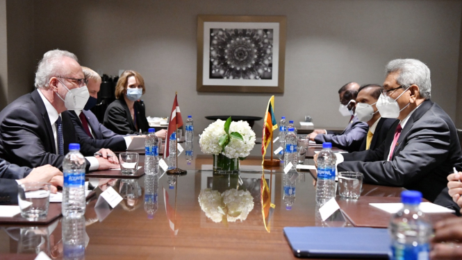 Latvijas un Šrilankas delegācijas pie sarunu galda