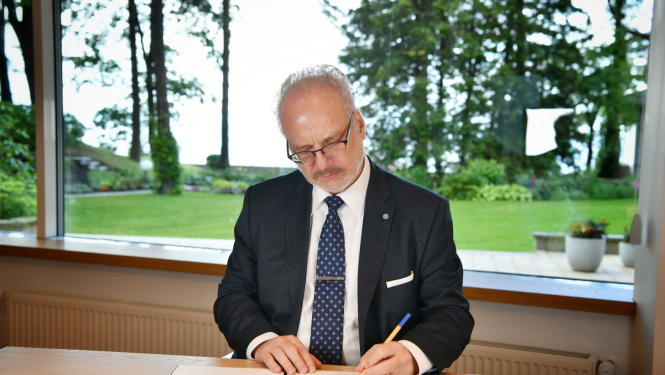 Valsts prezidents Egils Levits paraksta likumus par Somijas un Zviedrijas pievienošanos NATO