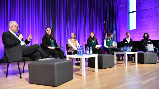 02.11.2022. Valsts prezidents Egils Levits ar jauniešiem diskutē par Satversmē iekļautajām vērtībām debašu cikla “#Satversmei100: vērtības nākotnei” sestajā diskusijā “Latvietība – privilēģija vai nasta?”. Foto autors: Ilmārs Znotiņš, Valsts prezidenta kanceleja.