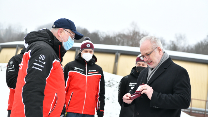 Egils Levits pasniedz Dainim Dukuram Valsts prezidenta medaļu