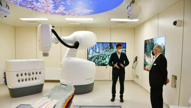 Valsts prezidents apskata CyberKnife robotu Siguldas slimnīcā