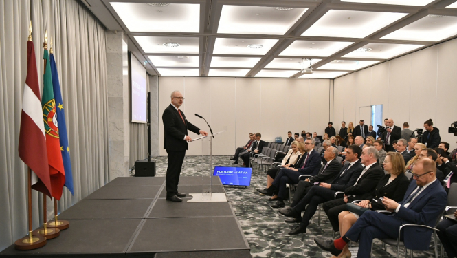 Egils Levits stāv uz skatuves un sniedz uzrunu