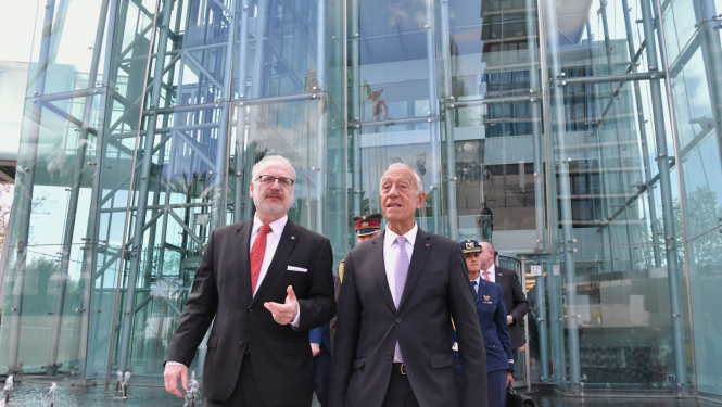 Latvijas un Portugāles prezidenti iet pa stikla gaiteni