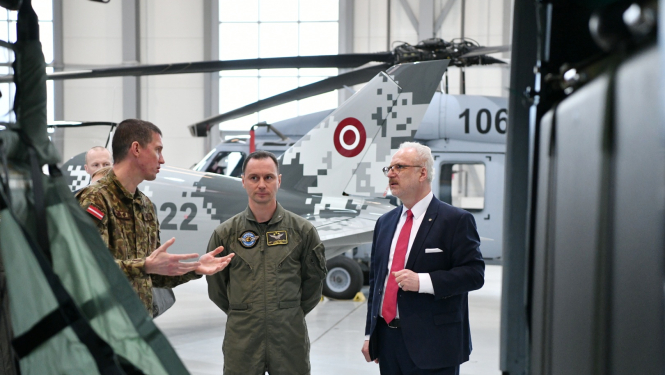 Egils Levits sarunājas ar pilotiem