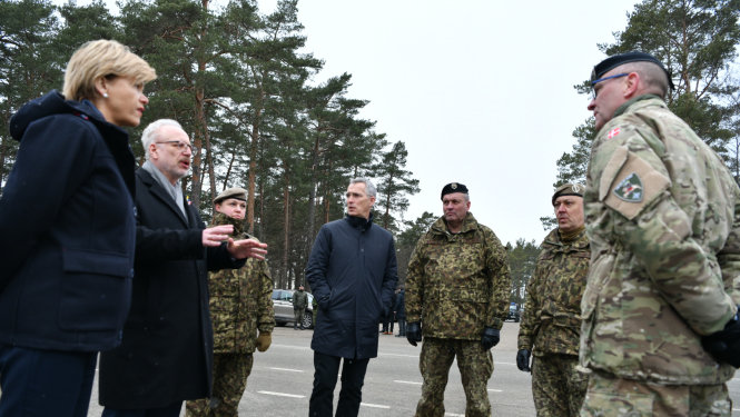 Valsts prezidents Egils Levits un NATO ģenerālsekretārs Jens Stoltenbergs apmeklē Ādažu militāro bāzi