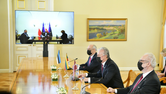 Egils Levits, Gitans Nausēda un Alars Kariss tiešsaistes sarunā ar Andžeju Dudu