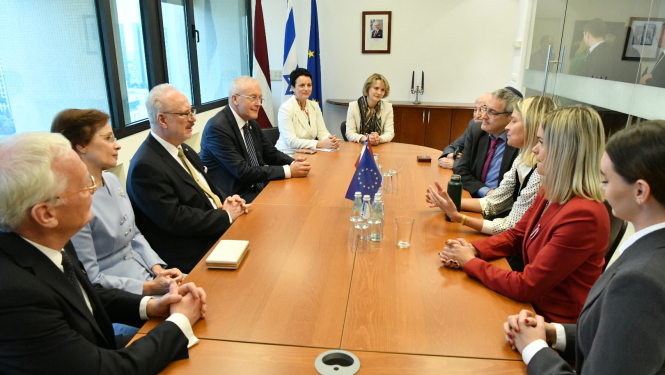 Sarunas dalībnieki pie galda