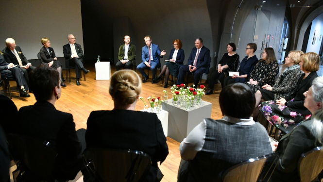 Valsts prezidenta saruna ar Daugavpils kultūras jomas pārstāvjiem, visi sēž aplī