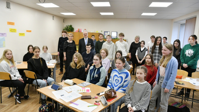 Valsts prezidenta kopbilde ir kādu no Daugavpils 12. vidusskolas klasēm