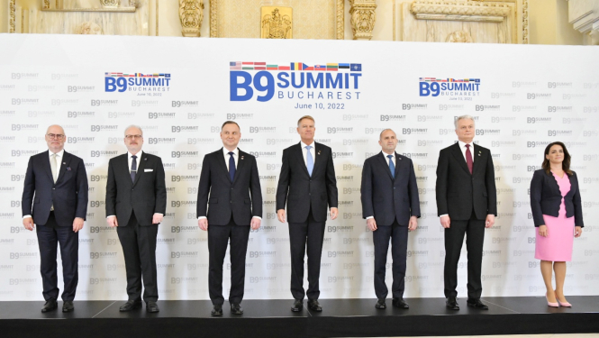 Valsts prezidents piedalās NATO Austrumu flanga valstu vadītāju sanāksmē Bukarestē. 