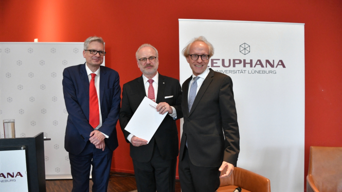 Egilam Levitam pasniedz Goda doktora grādu, kopbilde ar universitātes pārstāvjiem