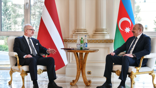 Latvijas un Azerbaidžānas prezidenti sēž viens otram pretī un sarunājas