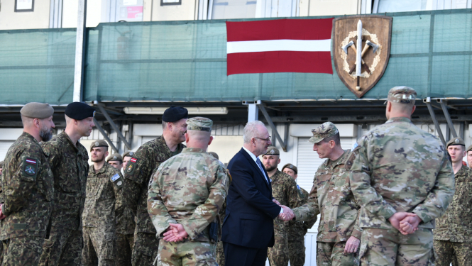 Valsts prezidents sarokojas ar karavīriem