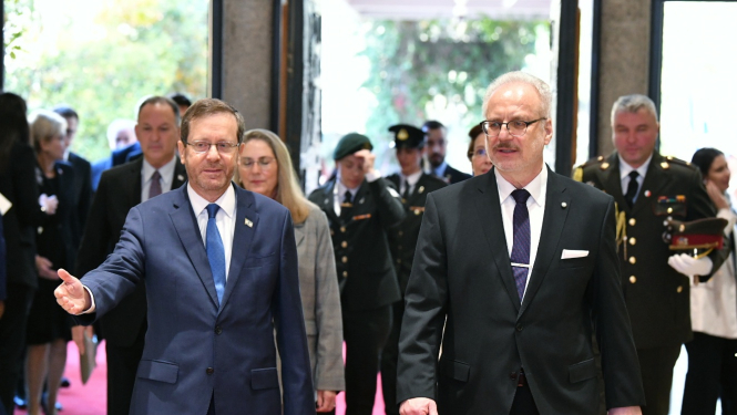 No kreisās Isāks Hercogs un Egils Levits