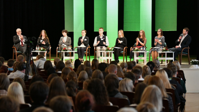 skats uz diskusiju zālē