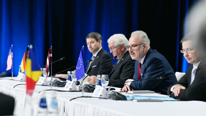 Egils Levits sēž pie galda un uzrunā samita dalībniekus