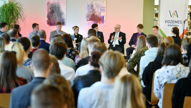 Valsts prezidenta un jauniešu diskusija par Satversmi Valmierā 