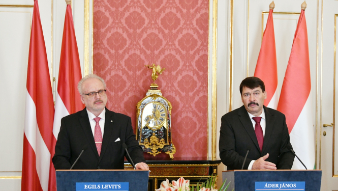 Egils Levits un Jānošs Āders preses konferencē 