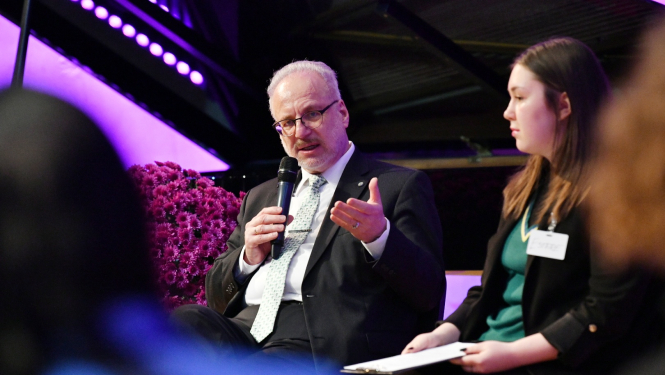 02.11.2022. Valsts prezidents Egils Levits ar jauniešiem diskutē par Satversmē iekļautajām vērtībām debašu cikla “#Satversmei100: vērtības nākotnei” sestajā diskusijā “Latvietība – privilēģija vai nasta?”. Foto autors: Ilmārs Znotiņš, Valsts prezidenta kanceleja.