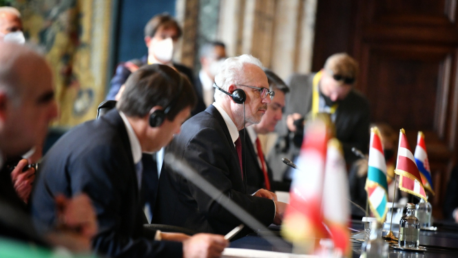 Egils Levits ar valstu līderiem sež pie galda