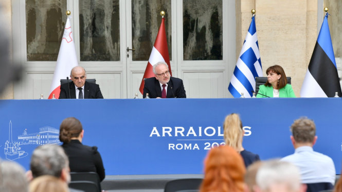 Valsts prezidents sēž pie zila galda un uzrunā medijus