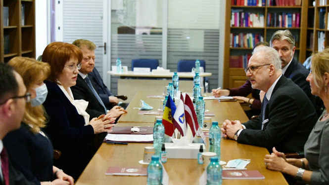 Sarunas dalībnieki pie galda Moldovas Konstitucionālajā tiesā